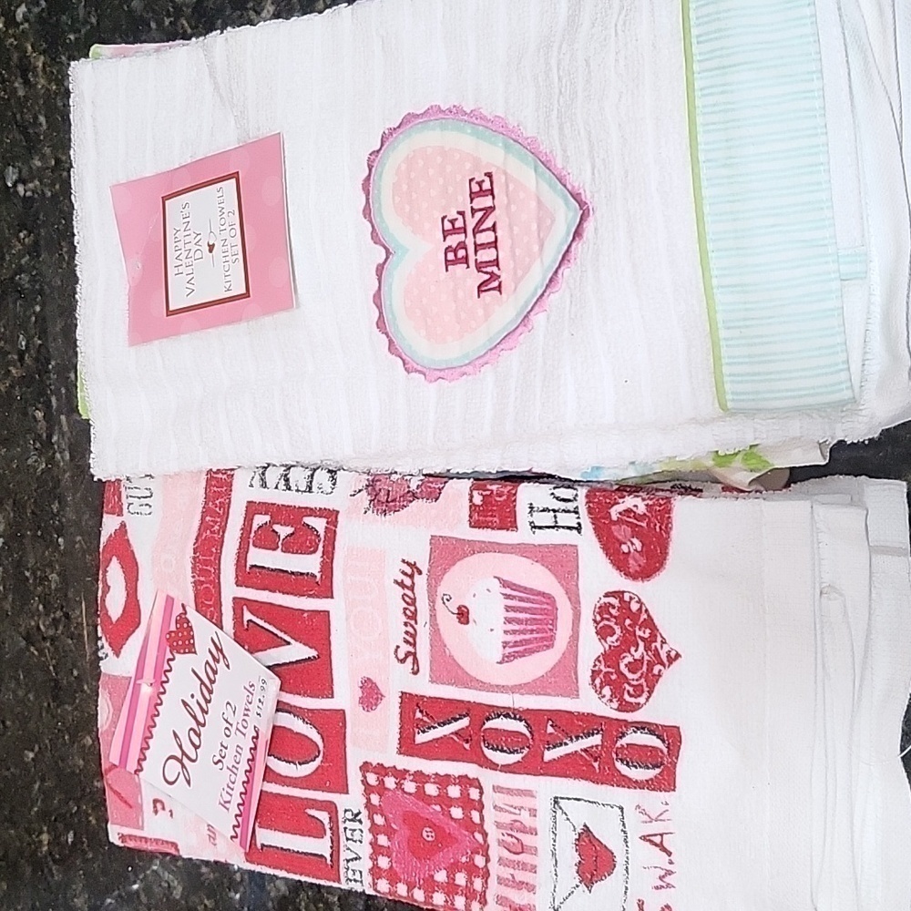 NWT 2 Packs Of Kitchen Towels 4 Total Hearts, Stripes, Valentine's Day